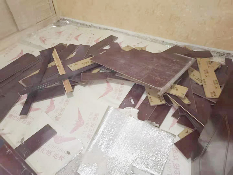 地板拆除施工：再把房間的物品都搬到另一房間去放著，把整個房間騰出來，這樣也更好的尋找木地板的縫隙源頭，沒有東西擋著，空曠也利用木地板的拆除。拆除的工作要先從踢腳線開始，就算是發(fā)現(xiàn)木地板中間有縫隙，或者有損壞的地方，感覺可以下手拆除，實際操作時，還是從踢腳線要好拆些。踢腳線一般分為兩種，若是很幸運碰上了卡子固定的踢腳線，那就容易多了。直接用工具把卡子撬松，卡子脫落后，就可以沿著踢腳線開始拆了。若是碰上的是打了膠的踢腳線，那么就有點難度。先用刀片把膠水刮掉，但是這樣容易傷到地板。