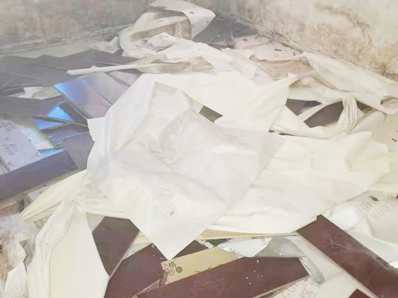 地板拆除施工：再把房間的物品都搬到另一房間去放著，把整個房間騰出來，這樣也更好的尋找木地板的縫隙源頭，沒有東西擋著，空曠也利用木地板的拆除。拆除的工作要先從踢腳線開始，就算是發(fā)現(xiàn)木地板中間有縫隙，或者有損壞的地方，感覺可以下手拆除，實際操作時，還是從踢腳線要好拆些。踢腳線一般分為兩種，若是很幸運碰上了卡子固定的踢腳線，那就容易多了。直接用工具把卡子撬松，卡子脫落后，就可以沿著踢腳線開始拆了。若是碰上的是打了膠的踢腳線，那么就有點難度。先用刀片把膠水刮掉，但是這樣容易傷到地板。