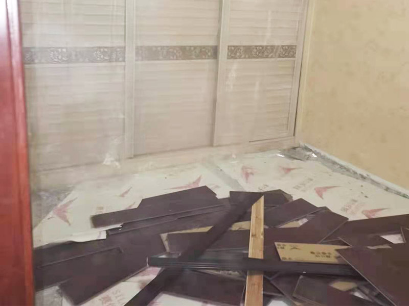地板拆除施工：再把房間的物品都搬到另一房間去放著，把整個房間騰出來，這樣也更好的尋找木地板的縫隙源頭，沒有東西擋著，空曠也利用木地板的拆除。拆除的工作要先從踢腳線開始，就算是發(fā)現(xiàn)木地板中間有縫隙，或者有損壞的地方，感覺可以下手拆除，實際操作時，還是從踢腳線要好拆些。踢腳線一般分為兩種，若是很幸運碰上了卡子固定的踢腳線，那就容易多了。直接用工具把卡子撬松，卡子脫落后，就可以沿著踢腳線開始拆了。若是碰上的是打了膠的踢腳線，那么就有點難度。先用刀片把膠水刮掉，但是這樣容易傷到地板。