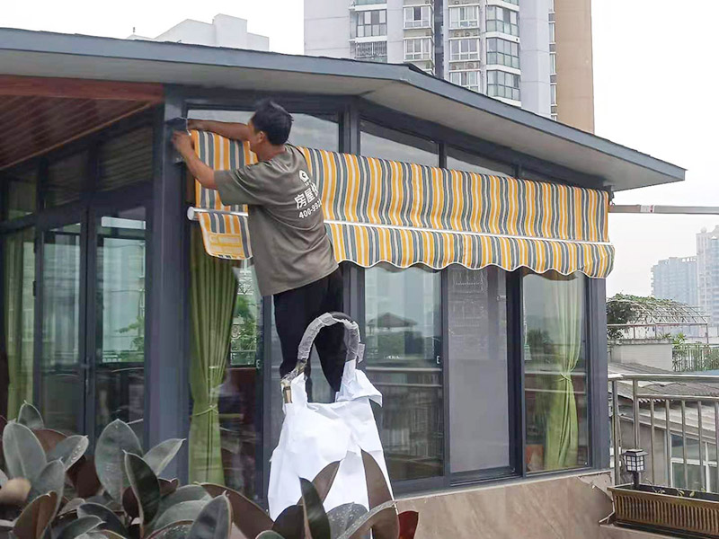 露臺雨棚安裝：在門楣上定位劃水平線，把塑料支架的固定孔距畫下來沖擊鉆打孔，要比膨脹螺絲深一些。   最好兩個人配合安裝，一個人托舉著，一個人安放膨脹螺絲，有4個，扳手?jǐn)Q緊。   接下來的就比較好安裝了.將組合好的雨棚耐力板插入剛才安裝好的雨棚中【支架的卡槽中】，螺絲固定。   全部安裝到位后，要到遠(yuǎn)處看看，雨棚外沿是不是處在一條直線上，如有高有低，放寬膨脹螺絲，調(diào)整一下支架，如果是墻面不平引起的，可用木片或塑料片墊一下。記得膨脹螺絲還要擰緊，不然雨棚會飛跑的。