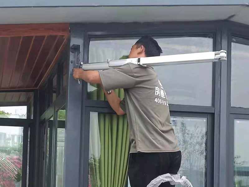 露臺雨棚安裝：在門楣上定位劃水平線，把塑料支架的固定孔距畫下來沖擊鉆打孔，要比膨脹螺絲深一些。   最好兩個人配合安裝，一個人托舉著，一個人安放膨脹螺絲，有4個，扳手?jǐn)Q緊。   接下來的就比較好安裝了.將組合好的雨棚耐力板插入剛才安裝好的雨棚中【支架的卡槽中】，螺絲固定。   全部安裝到位后，要到遠(yuǎn)處看看，雨棚外沿是不是處在一條直線上，如有高有低，放寬膨脹螺絲，調(diào)整一下支架，如果是墻面不平引起的，可用木片或塑料片墊一下。記得膨脹螺絲還要擰緊，不然雨棚會飛跑的。