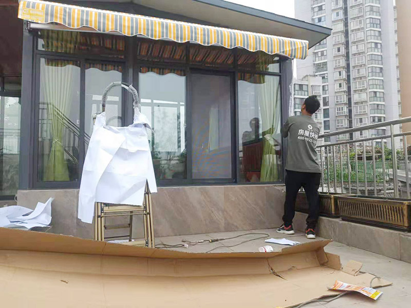 露臺雨棚安裝：在門楣上定位劃水平線，把塑料支架的固定孔距畫下來沖擊鉆打孔，要比膨脹螺絲深一些。   最好兩個人配合安裝，一個人托舉著，一個人安放膨脹螺絲，有4個，扳手?jǐn)Q緊。   接下來的就比較好安裝了.將組合好的雨棚耐力板插入剛才安裝好的雨棚中【支架的卡槽中】，螺絲固定。   全部安裝到位后，要到遠(yuǎn)處看看，雨棚外沿是不是處在一條直線上，如有高有低，放寬膨脹螺絲，調(diào)整一下支架，如果是墻面不平引起的，可用木片或塑料片墊一下。記得膨脹螺絲還要擰緊，不然雨棚會飛跑的。