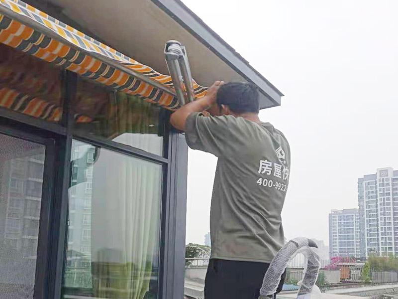 露臺雨棚安裝：在門楣上定位劃水平線，把塑料支架的固定孔距畫下來沖擊鉆打孔，要比膨脹螺絲深一些。   最好兩個人配合安裝，一個人托舉著，一個人安放膨脹螺絲，有4個，扳手?jǐn)Q緊。   接下來的就比較好安裝了.將組合好的雨棚耐力板插入剛才安裝好的雨棚中【支架的卡槽中】，螺絲固定。   全部安裝到位后，要到遠(yuǎn)處看看，雨棚外沿是不是處在一條直線上，如有高有低，放寬膨脹螺絲，調(diào)整一下支架，如果是墻面不平引起的，可用木片或塑料片墊一下。記得膨脹螺絲還要擰緊，不然雨棚會飛跑的。