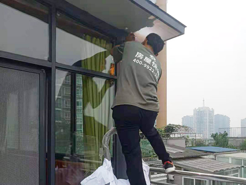 在門楣上定位劃水平線，把塑料支架的固定孔距畫下來沖擊鉆打孔，要比膨脹螺絲深一些。   最好兩個人配合安裝，一個人托舉著，一個人安放膨脹螺絲，有4個，扳手?jǐn)Q緊。   接下來的就比較好安裝了.將組合好的雨棚耐力板插入剛才安裝好的雨棚中【支架的卡槽中】，螺絲固定。   全部安裝到位后，要到遠(yuǎn)處看看，雨棚外沿是不是處在一條直線上，如有高有低，放寬膨脹螺絲，調(diào)整一下支架，如果是墻面不平引起的，可用木片或塑料片墊一下。記得膨脹螺絲還要擰緊，不然雨棚會飛跑的。