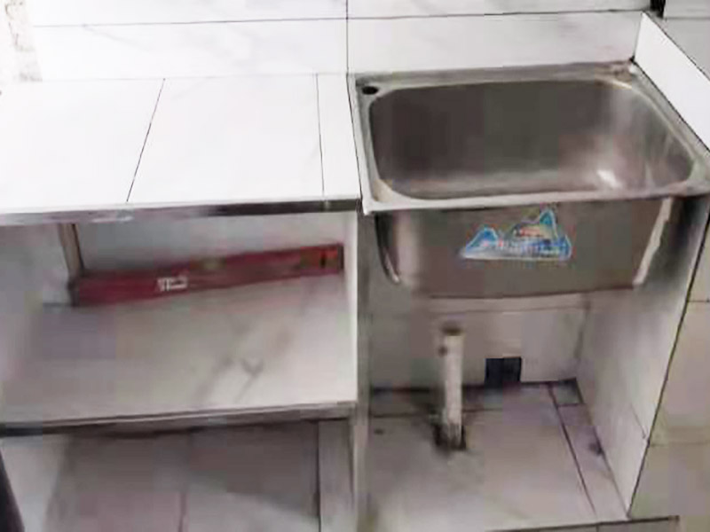 廚房磚砌櫥柜：櫥柜的水電定位時(shí)，先劃分功能區(qū)：洗菜盆區(qū)、灶臺(tái)區(qū)、切菜區(qū)、電器區(qū)，把這些區(qū)域的具體尺寸畫(huà)在墻面上，安排好進(jìn)水管、排水管和各種插座的準(zhǔn)確位置。 磚砌櫥柜制作的時(shí)候先做櫥柜的圍角，可以根據(jù)自己的喜好選擇不同顏色的瓷磚來(lái)實(shí)現(xiàn)。圍角完成以后的重要工作就是用水泥和砂漿將櫥柜的底部填實(shí)，上面鋪瓷磚。同時(shí)，瓷磚豎隔板的位置按照櫥柜圖紙進(jìn)行預(yù)留。 磚砌櫥柜制作好之后，我們可以根據(jù)自己喜歡的風(fēng)格選擇不同材質(zhì)的石材臺(tái)面和門(mén)板，完全不影響美觀，同時(shí)對(duì)于櫥柜內(nèi)部我們均采用不銹鋼條進(jìn)行收邊，既美觀又好打掃衛(wèi)生。