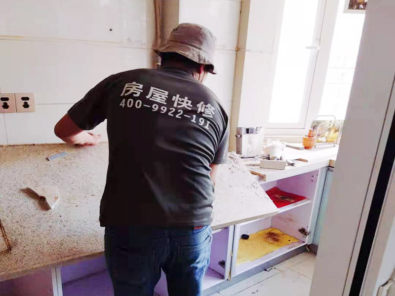 廚房櫥柜安裝：清理：對(duì)廚房作防護(hù)措施，掛擋布、廚房墻面等做簡(jiǎn)單清理，以便準(zhǔn)確測(cè)量地面水平。櫥柜安裝一般先從地柜開(kāi)始。把櫥柜外包裝拆開(kāi)后。在櫥柜的邊緣貼上防火膜封邊。在下柜底部安裝上支腳，根據(jù)地面水平高度調(diào)整櫥柜。 櫥柜安裝需要找出基準(zhǔn)點(diǎn)，L型廚房從直角處向兩邊延伸，U型廚房則先將中間的一字型柜體放整齊后，再?gòu)膬蓚€(gè)直角處向兩邊站看，這樣可以避免出現(xiàn)縫隙。櫥柜框架安裝牢固定位后，需要在櫥柜背面安裝背板。一般安裝下水都會(huì)現(xiàn)場(chǎng)開(kāi)孔，工人會(huì)用專業(yè)的打孔器按照管道大小進(jìn)行打孔，打孔的直徑應(yīng)比管道大3-4毫米，并且打孔后要將開(kāi)孔部分用密封條封邊，防止邊緣滲水木材變形。