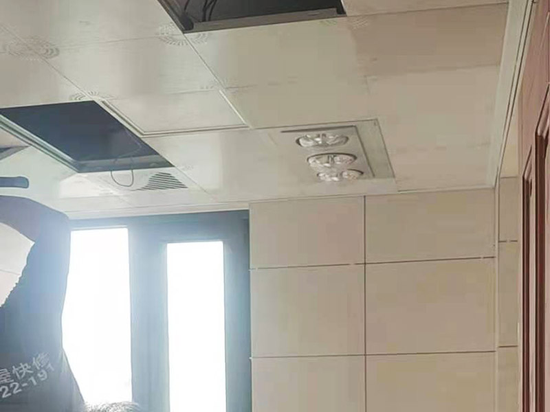 吊頂安裝施工： 首先要對屋頂露面進行詳細的檢查，如果施工質(zhì)量要求不符合要及時采取補救措施，在有就是彈線定位，標高線和龍骨分隔的確定布置位置，為了保證龍骨分格的均勻和完整性布置盡量龍骨分格，位置確定以后再將定位畫在墻上，固定吊桿使用膨脹螺釘或者射釘固定角鋼塊，伸縮式吊桿比較常用，也非常普遍，它的作用是調(diào)節(jié)和固定，最后一部就是安裝龍骨，如果安裝的吊頂面積比較大可以分批安裝，安裝時應該準確的測量好龍骨的間距。
