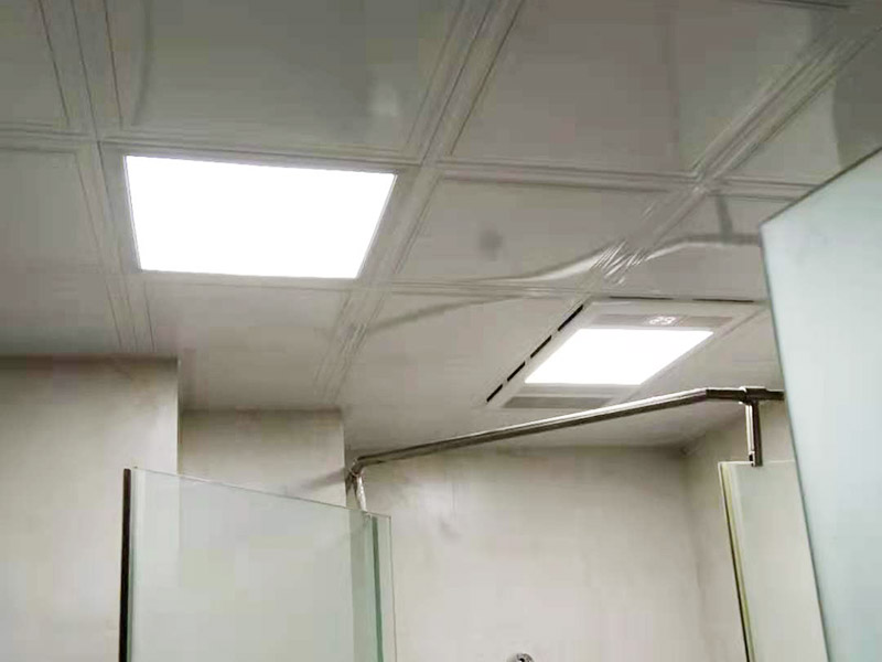 吊頂安裝施工： 首先要對屋頂露面進行詳細的檢查，如果施工質(zhì)量要求不符合要及時采取補救措施，在有就是彈線定位，標高線和龍骨分隔的確定布置位置，為了保證龍骨分格的均勻和完整性布置盡量龍骨分格，位置確定以后再將定位畫在墻上，固定吊桿使用膨脹螺釘或者射釘固定角鋼塊，伸縮式吊桿比較常用，也非常普遍，它的作用是調(diào)節(jié)和固定，最后一部就是安裝龍骨，如果安裝的吊頂面積比較大可以分批安裝，安裝時應該準確的測量好龍骨的間距。