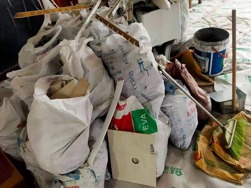 吊頂安裝施工： 首先要對屋頂露面進行詳細的檢查，如果施工質(zhì)量要求不符合要及時采取補救措施，在有就是彈線定位，標高線和龍骨分隔的確定布置位置，為了保證龍骨分格的均勻和完整性布置盡量龍骨分格，位置確定以后再將定位畫在墻上，固定吊桿使用膨脹螺釘或者射釘固定角鋼塊，伸縮式吊桿比較常用，也非常普遍，它的作用是調(diào)節(jié)和固定，最后一部就是安裝龍骨，如果安裝的吊頂面積比較大可以分批安裝，安裝時應該準確的測量好龍骨的間距。
