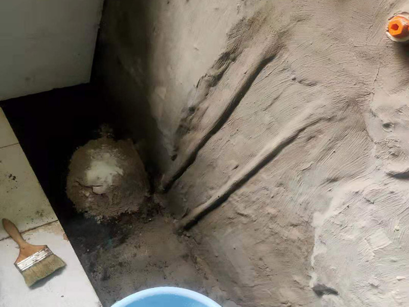 水管漏水維修瓷磚修復：首先要查清楚漏水點，根據(jù)漏水情況對癥下藥。 如果是上下水管的問題。而且水管是在地下，就需要考慮刨瓷磚，但并非必須重新裝修衛(wèi)生間。比如如果是進水管漏水，可改明管，不用漏水的水管。如果是下水管漏水，也是要找到漏水的具體位置，根據(jù)情況來確定是部分刨磚來解決，也是沒有必要全部刨。