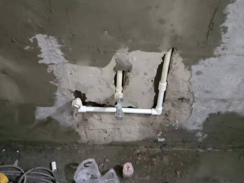 墻內(nèi)水管安裝維修：水管的鋪設(shè)方式分為明裝和暗裝，明裝是將水管管道沿著天花板下、墻上、柱上、梁下、地板旁外等地方外露敷設(shè)，其優(yōu)點(diǎn)就是造價(jià)會(huì)比較低，施工相對(duì)方便，維修更加簡單;缺點(diǎn)就是水管外表容易堆積灰塵、產(chǎn)生凝水等，影響美觀。暗裝就是將水管管道鋪設(shè)在吊頂、地面或管溝中隱蔽敷設(shè)，暗裝的優(yōu)點(diǎn)是鋪設(shè)完看不到水管，比較美觀;缺點(diǎn)就是若后期水管出現(xiàn)漏水等問題不好維修。