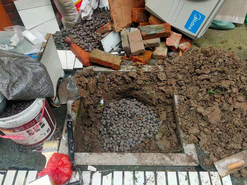 庭院植物底部防水：找到本來的防水層，由于防水層不是顯露的，是在面層下部，有必要將面層進(jìn)行悉數(shù)根除，找到本來的防水層。將原防水層根除以后，找平，將本來下部保溫層里存的水進(jìn)行排干，設(shè)一些排氣孔做排氣辦法，將保溫層里的水分排干。做完防水層以后，必定要做找坡處理，不要形成屋面部分存水，通常設(shè)置水泥砂漿找平找坡，找坡的斜度不小于3%。再進(jìn)行閉水實(shí)驗(yàn)，不漏水為合格，再進(jìn)行康復(fù)上面的維護(hù)及鋪貼面磚裝修。