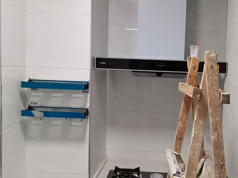 廚房掛件安裝,電視掛墻：電視機的掛架一般都是使用膨脹螺絲固定的。要安裝電視機掛架，就要有沖擊鉆來打孔的。用專業(yè)水平測量尺，在墻上畫好打孔位置，然后做好墻地面成品保護就可以打孔了，打好孔就可以安裝。