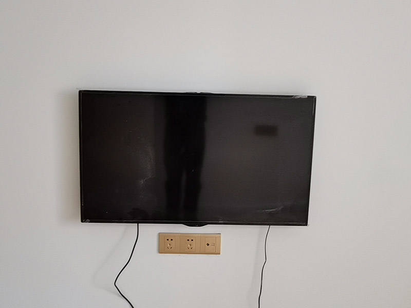 廚房掛件安裝,電視掛墻：電視機的掛架一般都是使用膨脹螺絲固定的。要安裝電視機掛架，就要有沖擊鉆來打孔的。用專業(yè)水平測量尺，在墻上畫好打孔位置，然后做好墻地面成品保護就可以打孔了，打好孔就可以安裝。