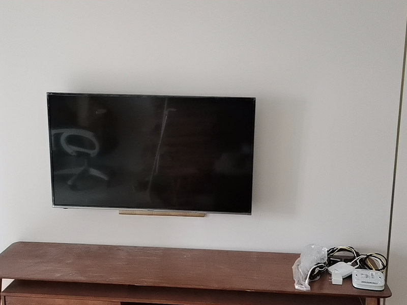 廚房掛件安裝,電視掛墻：電視機的掛架一般都是使用膨脹螺絲固定的。要安裝電視機掛架，就要有沖擊鉆來打孔的。用專業(yè)水平測量尺，在墻上畫好打孔位置，然后做好墻地面成品保護就可以打孔了，打好孔就可以安裝。