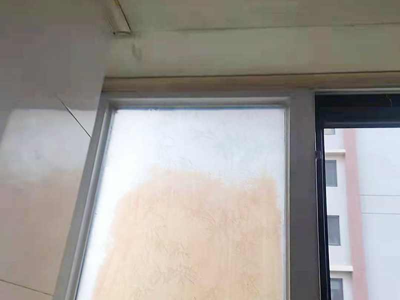 窗框接縫處打膠：窗框與墻體固定時(shí)，需要在內(nèi)外都打膠，因?yàn)椴Ａc型材間存在一定的縫隙，需要將膠打入縫隙中，為了讓兩者間的密封性能、水密性能更加好。先固定上框，后固定邊框，采用塑料膨脹螺栓固定?？蚺c洞口之間的伸縮縫內(nèi)腔均采用閉孔泡沫塑料，發(fā)泡劑等彈性材料填塞，表面用密封膠密封。