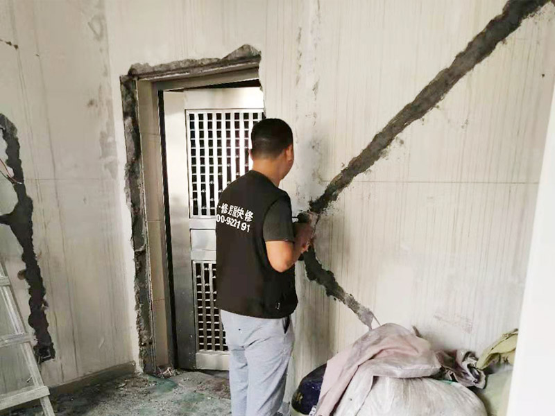 墻面電路開槽維修：電路其實(shí)就兩種走法，一種是從地面走，另一種是從天花走。從地面走線就需要從地面開槽和墻面開槽，從天花板上走可以少的破壞墻面，如果墻面走暗管的話還是需要墻面開槽。但更多是做好吊頂，相對(duì)而言人工費(fèi)可能會(huì)低一點(diǎn)。