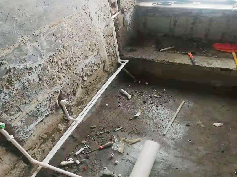 衛(wèi)生間水電改造：按客戶要求，確定水電設(shè)施的準(zhǔn)確位置，施工開槽前做出，在施工前定好位置，施工后不再改動或添加。然后以水平線為標(biāo)準(zhǔn)挖線盒，以管徑為標(biāo)準(zhǔn)開槽，用水泥砂漿穩(wěn)線盒，要求與墻面齊平，低位、高位線盒在同一水平，要先做，最后線管固定好。