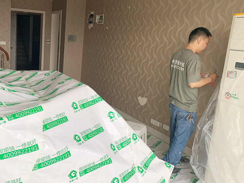客廳家具空調(diào)成品保護(hù)：舊房墻面刷新會(huì)有點(diǎn)麻煩的，比較珍貴的家具建議搬走，或者和一些冰箱空調(diào)之類的可以放在現(xiàn)場(chǎng)讓裝飾公司成品保護(hù)起來，這樣即省了搬運(yùn)費(fèi)，也避免家具空調(diào)等二次污染。
