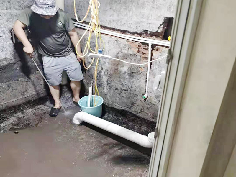 衛(wèi)生間基層清理打掃：廚衛(wèi)是家里水汽最大的地方，尤其是衛(wèi)生間，需要使用大量水進(jìn)行洗浴，而且每天都要使用，如果不處理好，每天上班都沒(méi)心情，所以衛(wèi)生間的防水就一定要認(rèn)真對(duì)待。首先基層需要清理干凈，正所謂萬(wàn)丈高樓基礎(chǔ)最重要。