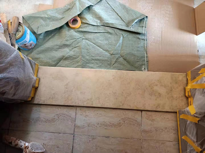 門檻石裂縫修復：斷裂比較多的通常是衛(wèi)生間門口的門檻石，因為衛(wèi)生間過于潮濕，而天然石材吸水性很強，水分過多之后石材就更加脆，容易斷裂。用云石膠調制成和過門石一樣的顏色，然后嵌入縫隙并打磨光滑就好。