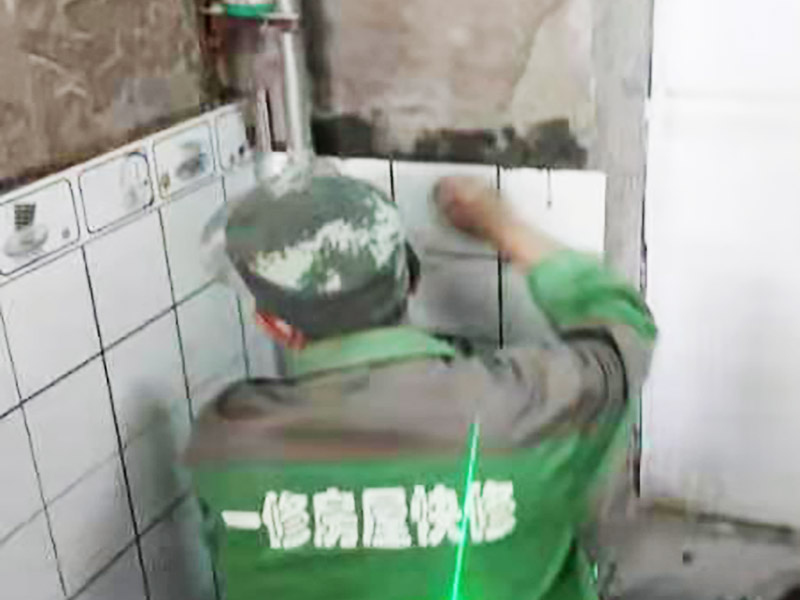 廁所小方磚鋪貼：首先墻面基層清理干凈，衛(wèi)生間采用釉面墻磚，用水泥砂漿，瓷磚需要經(jīng)過泡水后鋪貼，而且墻磚的鋪貼高度可要高于淋浴的高度，這樣比較防水。在瓷磚鋪貼時(shí)需要以水平線為準(zhǔn)繩，設(shè)置能對(duì)瓷磚起到支撐作用的木板，以防止瓷磚在達(dá)到粘著強(qiáng)度之前位移或下墜。