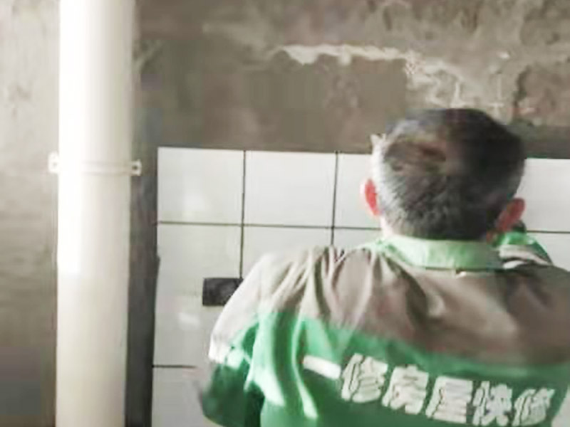 廁所小方磚鋪貼：首先墻面基層清理干凈，衛(wèi)生間采用釉面墻磚，用水泥砂漿，瓷磚需要經(jīng)過泡水后鋪貼，而且墻磚的鋪貼高度可要高于淋浴的高度，這樣比較防水。在瓷磚鋪貼時(shí)需要以水平線為準(zhǔn)繩，設(shè)置能對(duì)瓷磚起到支撐作用的木板，以防止瓷磚在達(dá)到粘著強(qiáng)度之前位移或下墜。