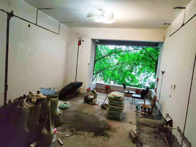 全屋水電改造施工：裝修一套房，水電工作是隱蔽工程，改造完畢后，各種水管、電線等都需埋在墻面、地下或吊頂里，后期不能進(jìn)行檢查維修，因此入墻材料的質(zhì)量就是重中之重必須做好。而如何規(guī)劃水電走向呢？就需要前期將家電家具的位置尺寸都定好，多預(yù)備幾個(gè)空余，以后使用起來(lái)才不會(huì)后悔莫及。