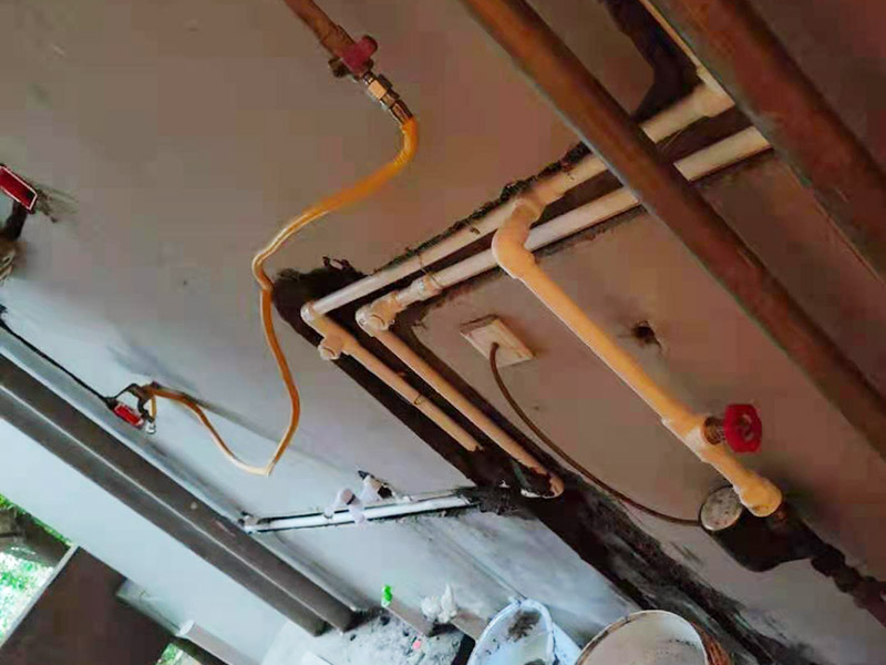 全屋水電改造施工：裝修一套房，水電工作是隱蔽工程，改造完畢后，各種水管、電線等都需埋在墻面、地下或吊頂里，后期不能進(jìn)行檢查維修，因此入墻材料的質(zhì)量就是重中之重必須做好。而如何規(guī)劃水電走向呢？就需要前期將家電家具的位置尺寸都定好，多預(yù)備幾個(gè)空余，以后使用起來(lái)才不會(huì)后悔莫及。