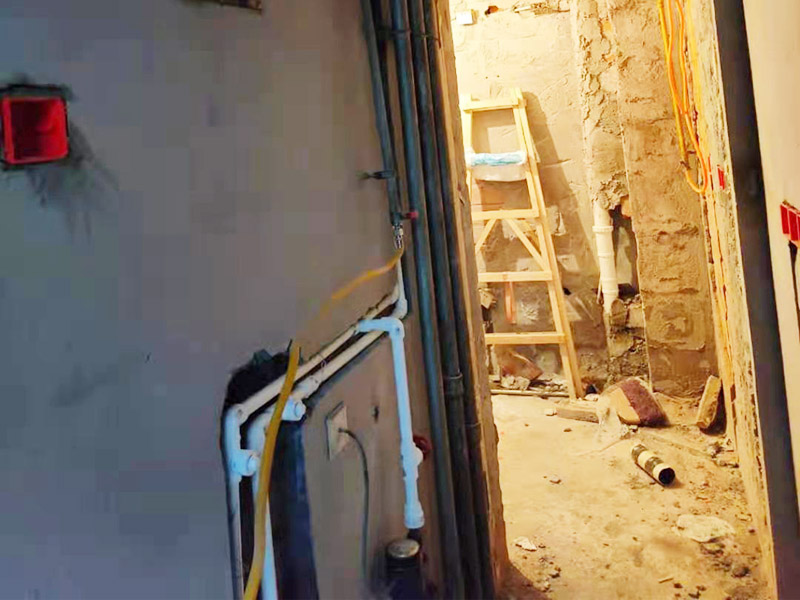 全屋水電改造施工：裝修一套房，水電工作是隱蔽工程，改造完畢后，各種水管、電線等都需埋在墻面、地下或吊頂里，后期不能進(jìn)行檢查維修，因此入墻材料的質(zhì)量就是重中之重必須做好。而如何規(guī)劃水電走向呢？就需要前期將家電家具的位置尺寸都定好，多預(yù)備幾個(gè)空余，以后使用起來(lái)才不會(huì)后悔莫及。