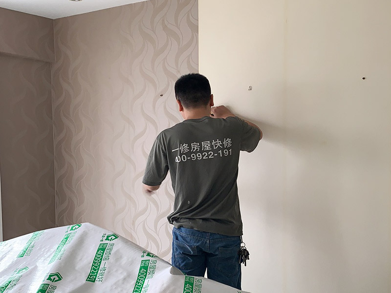 客廳墻面墻紙鏟除：盡量貼近墻面，捏住墻紙的一角，試著將其從墻面上揭下。朝著自己的方向?qū)垊冸x墻面，這樣更容易揭下墻紙。如果不容易撕的話，可以在墻面滾刷一些肥皂水，然后用美工刀、剃刀片或墻紙刮刀，沿水平方向?qū)⑴f墻紙割開，讓溫肥皂水或墻紙剝除劑滲到墻紙的后面，軟化粘合劑，然后就可以從石膏墻上撕除或刮除墻紙了。