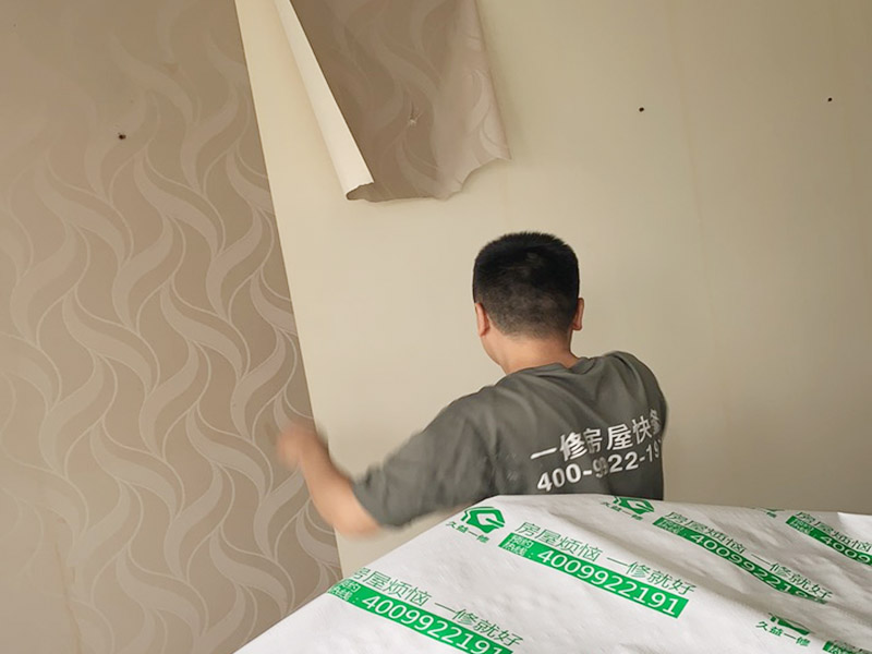 客廳墻面墻紙鏟除：盡量貼近墻面，捏住墻紙的一角，試著將其從墻面上揭下。朝著自己的方向?qū)垊冸x墻面，這樣更容易揭下墻紙。如果不容易撕的話，可以在墻面滾刷一些肥皂水，然后用美工刀、剃刀片或墻紙刮刀，沿水平方向?qū)⑴f墻紙割開，讓溫肥皂水或墻紙剝除劑滲到墻紙的后面，軟化粘合劑，然后就可以從石膏墻上撕除或刮除墻紙了。