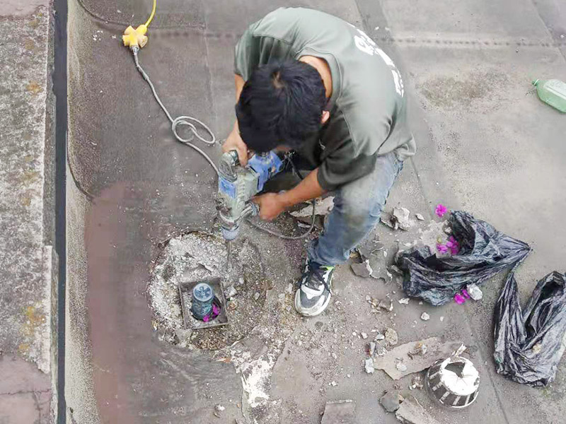 屋頂排水管疏通防水：屋頂排水不做好，不止是樓頂住戶遭殃哦，如果上面沒(méi)問(wèn)題，就是整體防水層出問(wèn)題了，結(jié)構(gòu)板阻水，水從薄弱的地方留出很正常，如果這里在下面堵了，會(huì)從別的地方出來(lái)。首先就先要將周邊清理干凈然后再電鉆疏通維修。