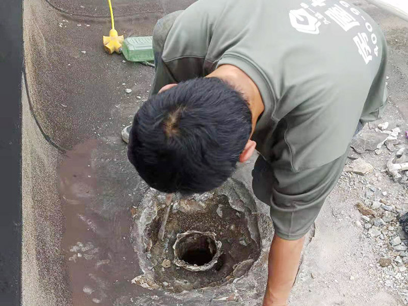 屋頂排水管疏通防水：屋頂排水不做好，不止是樓頂住戶遭殃哦，如果上面沒(méi)問(wèn)題，就是整體防水層出問(wèn)題了，結(jié)構(gòu)板阻水，水從薄弱的地方留出很正常，如果這里在下面堵了，會(huì)從別的地方出來(lái)。首先就先要將周邊清理干凈然后再電鉆疏通維修。