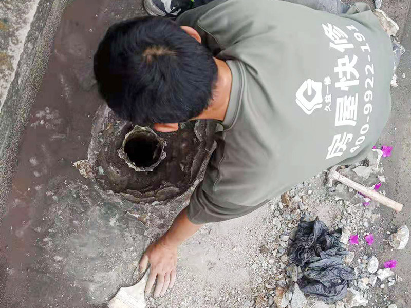 屋頂排水管疏通防水：屋頂排水不做好，不止是樓頂住戶遭殃哦，如果上面沒(méi)問(wèn)題，就是整體防水層出問(wèn)題了，結(jié)構(gòu)板阻水，水從薄弱的地方留出很正常，如果這里在下面堵了，會(huì)從別的地方出來(lái)。首先就先要將周邊清理干凈然后再電鉆疏通維修。