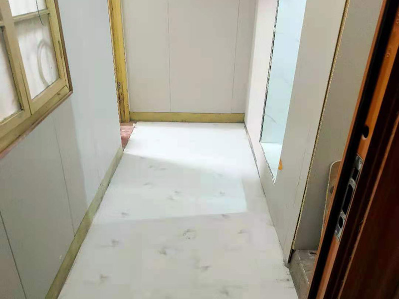  衛(wèi)生間貼瓷磚多少錢不能一概而論，因為瓷磚的品牌，尺寸不同，價格自然不同。因此貼起來也是不同的，所以衛(wèi)生間貼瓷磚多少錢還要看裝修公司的具體報價表了?；蛘呖梢灾苯影氚约河喆纱u，然只早人工服務價格就會實惠且明確一些。