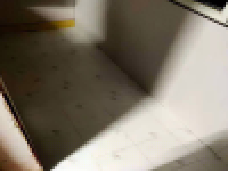  衛(wèi)生間貼瓷磚多少錢不能一概而論，因為瓷磚的品牌，尺寸不同，價格自然不同。因此貼起來也是不同的，所以衛(wèi)生間貼瓷磚多少錢還要看裝修公司的具體報價表了。或者可以直接半包自己訂瓷磚，然只早人工服務價格就會實惠且明確一些。