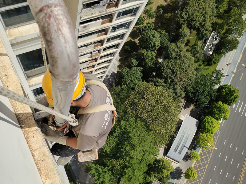 外墻高空作業(yè)：高空作業(yè)需要知道的小知識：高于地面2米以上(含2米)，且為懸空的高度作業(yè)是為高空作業(yè)。 安全措施需要注意這些點：高空作業(yè)人員必須正確佩帶安全帽，必須系好安全帶，并掛在牢固處(高掛低用)。高空作業(yè)嚴禁上下拋物，小型工具、配件用工具包盛裝或使用吊籃吊裝。檢查腳手架的扣件是否完好、螺栓是否擰緊;必須佩帶安全帶并掛牢(可拴在護欄上)。
