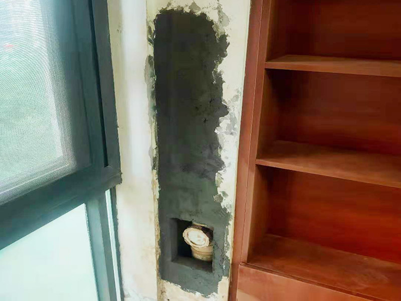墻內(nèi)主水管漏水維修：主水管漏水點相較其他水管更大，如果上面樓層不高就可以直接讓樓上不要用水，不然就要將整棟樓的水停下來，否則就會影響到后期的施工。更換的時候要將漏水的地方截掉，然后套上尺寸相同的新管，并用PVC膠水把連接處粘好。假如滲透的不嚴重，那么直接用PVC膠水粘結(jié)好，再拿防水布裹緊即可。最后再墻面修復(fù)。