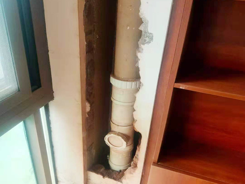 墻內(nèi)主水管漏水維修：主水管漏水點相較其他水管更大，如果上面樓層不高就可以直接讓樓上不要用水，不然就要將整棟樓的水停下來，否則就會影響到后期的施工。更換的時候要將漏水的地方截掉，然后套上尺寸相同的新管，并用PVC膠水把連接處粘好。假如滲透的不嚴重，那么直接用PVC膠水粘結(jié)好，再拿防水布裹緊即可。最后再墻面修復(fù)。