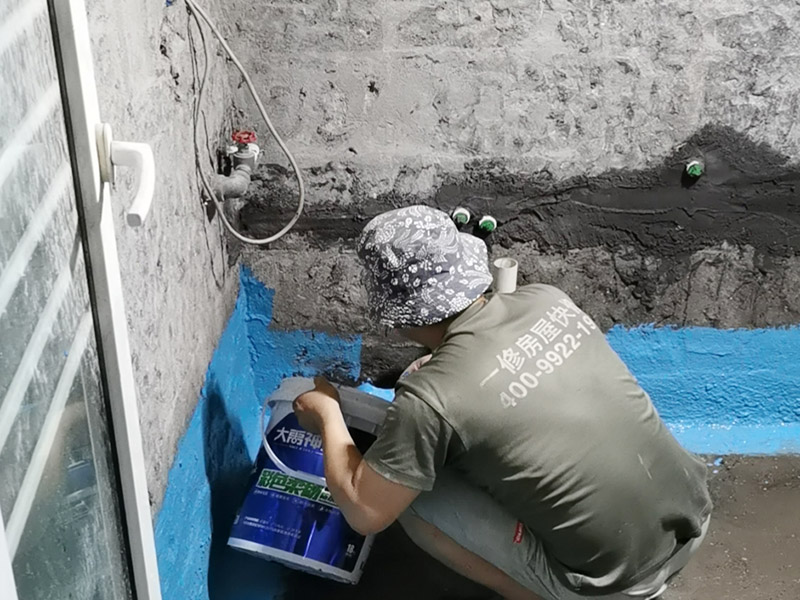 衛(wèi)生間地面刷防水：首先就要清理地面的渣子和灰塵，而且坡度也很重要，門(mén)口附近坡度小，地漏附近坡度大，這樣有利于排水。地面不平，在涂刷防水涂料的時(shí)候就可能會(huì)涂不均勻，又或是地面因?yàn)椴黄蕉菀琢验_(kāi)，這即使是涂了防水涂料上去也會(huì)隨著地面裂開(kāi)。
