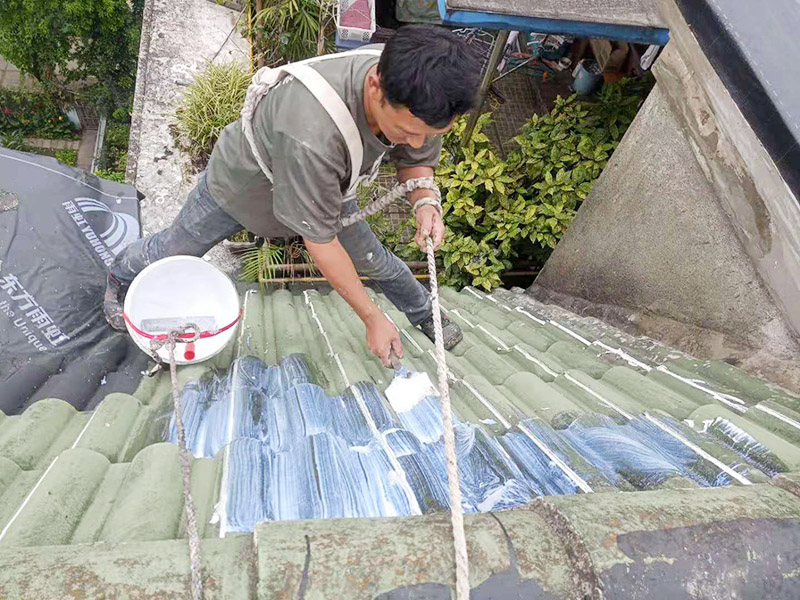屋面防水卷材后刷防水：防水層鋪貼之前，所有其它工程必須施工完畢，然后清理基層。基層必須平整、堅固、無松動、起砂、起鼓、 凹凸和裂縫，而且防水一般都是兩遍，最好是卷材防水和涂料防水一起做，這樣最保險，在基層先均勻涂刷基層處理劑一層。待基層處理劑干燥后,可涂刷膠粘劑，應(yīng)一次涂刷均勻。將卷材按預(yù)定位置放好后開始鋪貼，用膠粘劑粘平，干燥數(shù)分鐘后用壓輥壓實(shí)。