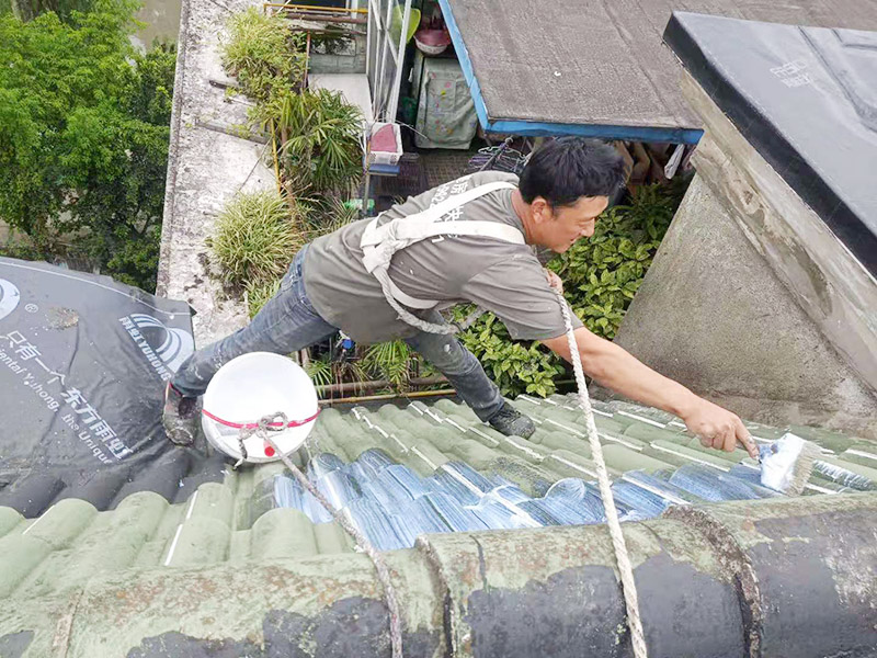 屋面防水卷材后刷防水：防水層鋪貼之前，所有其它工程必須施工完畢，然后清理基層?；鶎颖仨毱秸?、堅固、無松動、起砂、起鼓、 凹凸和裂縫，而且防水一般都是兩遍，最好是卷材防水和涂料防水一起做，這樣最保險，在基層先均勻涂刷基層處理劑一層。待基層處理劑干燥后,可涂刷膠粘劑，應(yīng)一次涂刷均勻。將卷材按預(yù)定位置放好后開始鋪貼，用膠粘劑粘平，干燥數(shù)分鐘后用壓輥壓實(shí)。