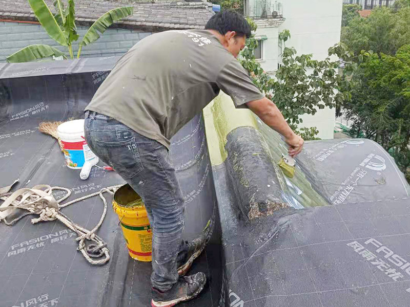 屋面防水卷材后刷防水：防水層鋪貼之前，所有其它工程必須施工完畢，然后清理基層?；鶎颖仨毱秸怨?、無松動、起砂、起鼓、 凹凸和裂縫，而且防水一般都是兩遍，最好是卷材防水和涂料防水一起做，這樣最保險，在基層先均勻涂刷基層處理劑一層。待基層處理劑干燥后,可涂刷膠粘劑，應(yīng)一次涂刷均勻。將卷材按預(yù)定位置放好后開始鋪貼，用膠粘劑粘平，干燥數(shù)分鐘后用壓輥壓實(shí)。