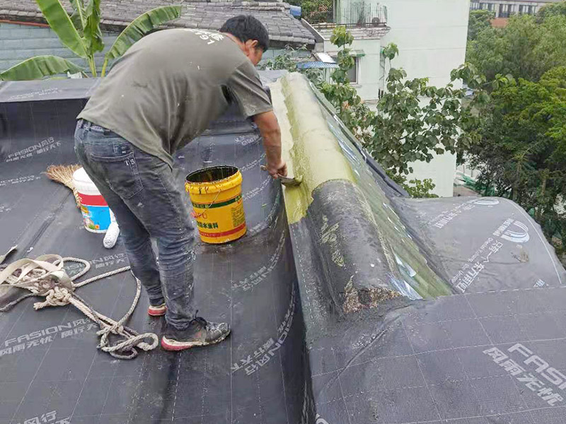 屋面防水卷材后刷防水：防水層鋪貼之前，所有其它工程必須施工完畢，然后清理基層。基層必須平整、堅固、無松動、起砂、起鼓、 凹凸和裂縫，而且防水一般都是兩遍，最好是卷材防水和涂料防水一起做，這樣最保險，在基層先均勻涂刷基層處理劑一層。待基層處理劑干燥后,可涂刷膠粘劑，應(yīng)一次涂刷均勻。將卷材按預(yù)定位置放好后開始鋪貼，用膠粘劑粘平，干燥數(shù)分鐘后用壓輥壓實(shí)。