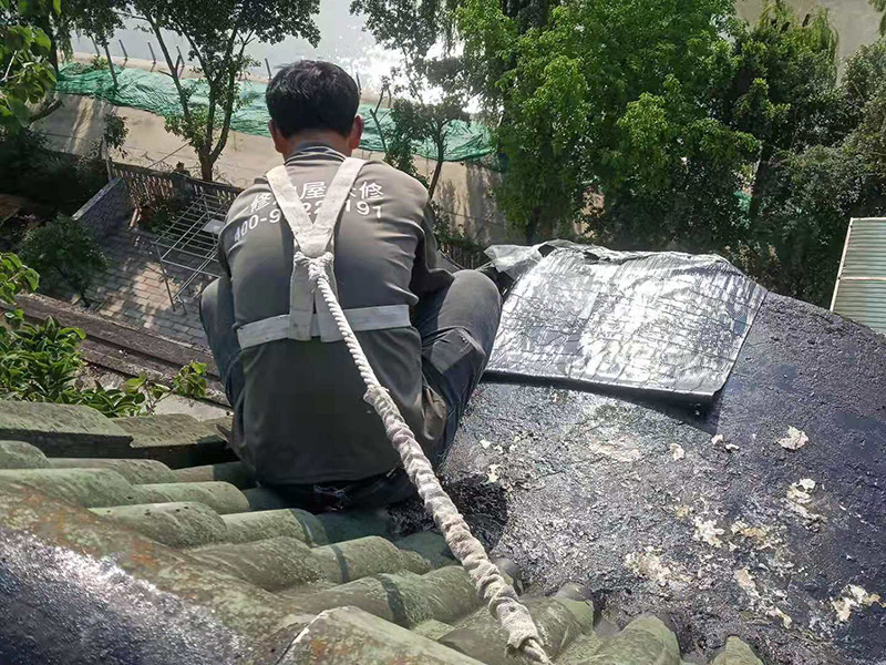屋面防水卷材鋪貼：防水層鋪貼之前，其它工程施工完畢后清理基層。保證基層平整且干凈，然后再待表面瀝青熔化一薄層后，邊烘烤邊向前滾動(dòng)卷材，并用壓輥壓實(shí)，熔化卷材表面瀝青，不能過(guò)多地流淌，或者用膠粘劑粘平，干燥數(shù)分鐘后用壓輥壓實(shí)。
