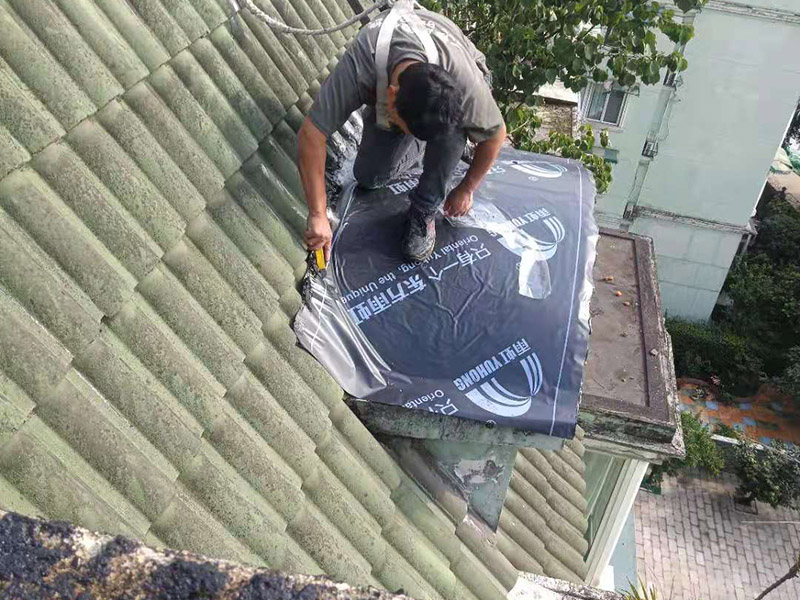 屋面防水卷材鋪貼：防水層鋪貼之前，其它工程施工完畢后清理基層。保證基層平整且干凈，然后再待表面瀝青熔化一薄層后，邊烘烤邊向前滾動(dòng)卷材，并用壓輥壓實(shí)，熔化卷材表面瀝青，不能過(guò)多地流淌，或者用膠粘劑粘平，干燥數(shù)分鐘后用壓輥壓實(shí)。