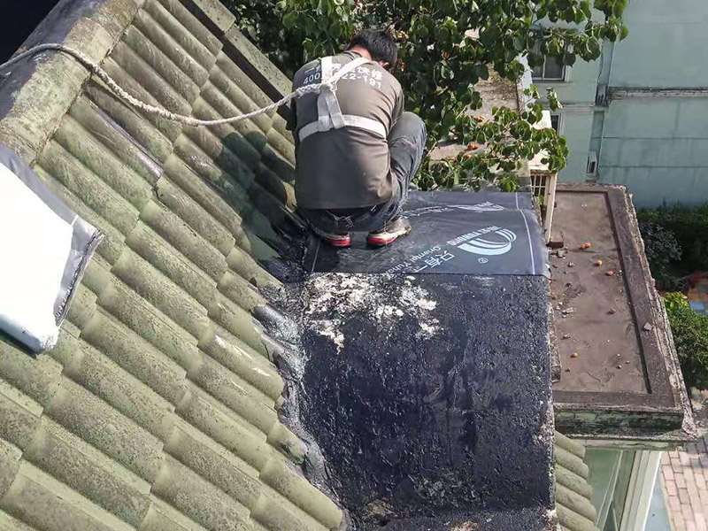 屋面防水卷材鋪貼：防水層鋪貼之前，其它工程施工完畢后清理基層。保證基層平整且干凈，然后再待表面瀝青熔化一薄層后，邊烘烤邊向前滾動(dòng)卷材，并用壓輥壓實(shí)，熔化卷材表面瀝青，不能過(guò)多地流淌，或者用膠粘劑粘平，干燥數(shù)分鐘后用壓輥壓實(shí)。