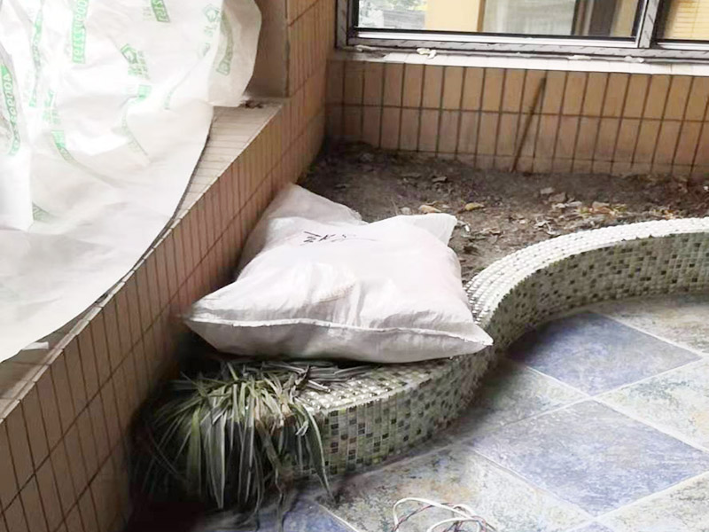 陽臺(tái)拆除施工：如果是陽臺(tái)地磚不再二次利用，那就可以直接用電鉆拆除就好。如果拆下來沒有損壞地磚的話，那是可以繼續(xù)使用的，但需要把背后的水泥漿除去，這個(gè)是比較麻煩的，弄不好就會(huì)把地磚弄壞，還要看運(yùn)氣，最后沒損壞的磚少而且還費(fèi)時(shí)間。