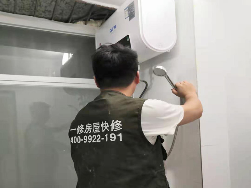 浴室花灑維修安裝：花灑是衛(wèi)浴組合中比較重要的一個(gè)部分，只有花灑足夠的好，水足夠的大，我們洗澡的時(shí)候才足夠的舒服。花灑內(nèi)絲彎頭出水口要掌握好左熱右冷不能錯(cuò)，預(yù)留絲頭是要考慮到貼墻磚的厚度，最好讓高出毛胚墻15mm,如果和毛胚墻水平，等貼完了墻磚你就會(huì)發(fā)現(xiàn)絲頭陷在墻里太深，弄不好會(huì)裝不上淋浴器。
